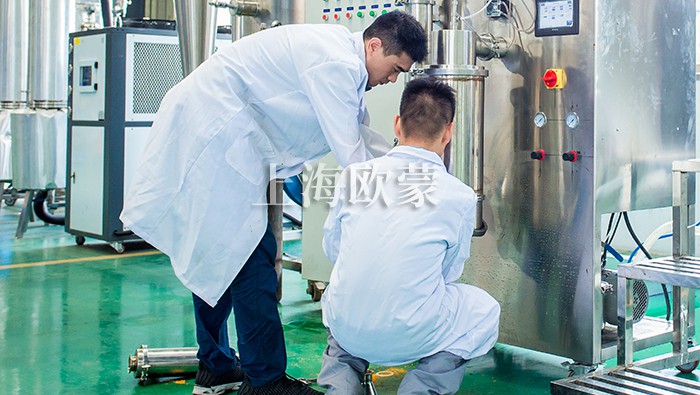 歐蒙實驗專員對客戶寄了的物料進行噴霧干燥實驗